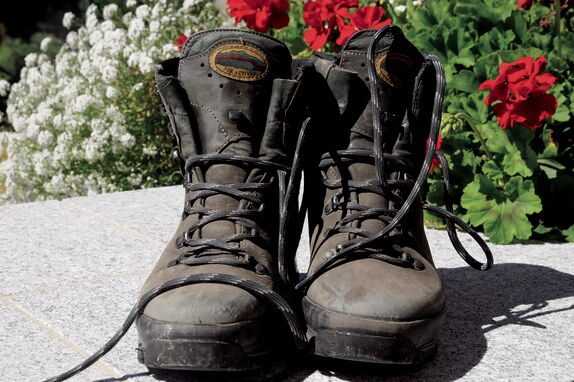 Wanderschuhe stehen zum Trocknen im Garten