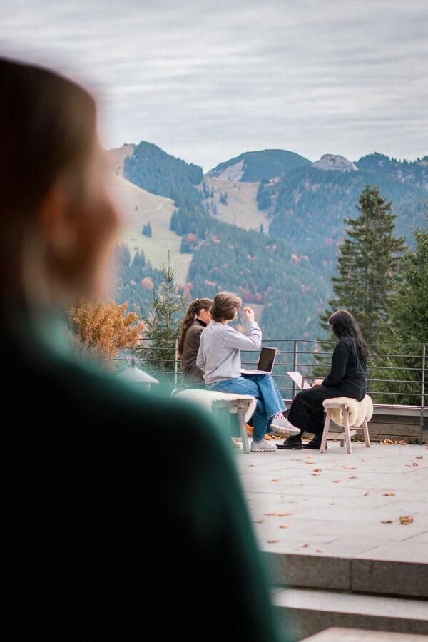 Workation-Teilnehmerinnen mit Laptop und Blick auf die Berge – Seminarhaus bei München am Spitzingsee